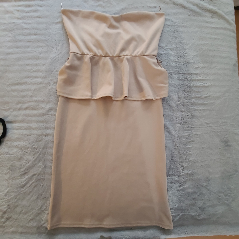 NWT Boohoo Peplum Strapless Cream Dress